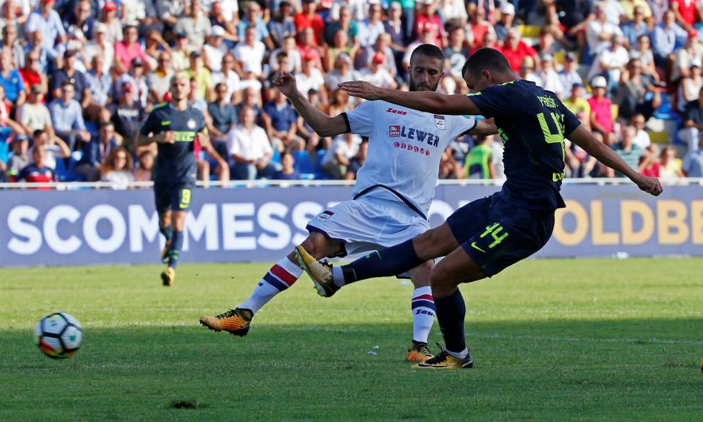 Crotone-Inter, stadio Ezio Scida, l&#39;azione del gol di Perisic al 92&#39;